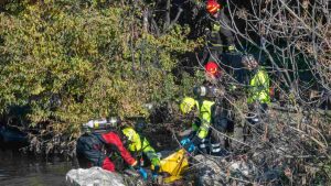 Fiume Lambro, i vigili del fuoco al lavoro per recuperare il cadavere dopo la segnalazione