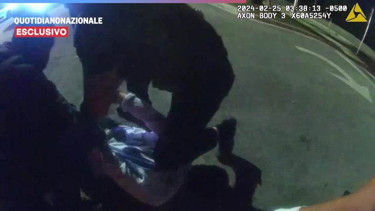 Un frame dell'aggressione subita da Matteo Falcinelli nella centrale di polizia di Miami