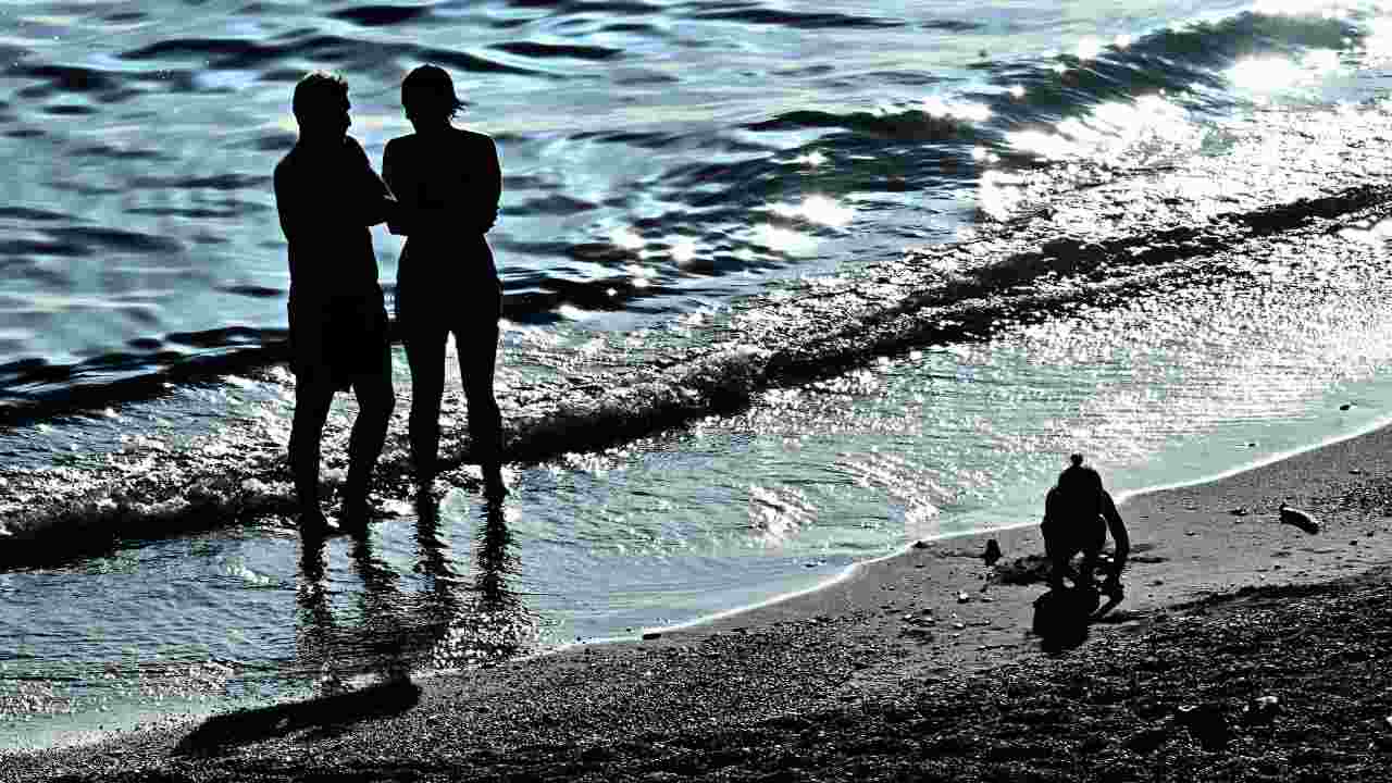 Due bagnanti in spiaggia a Genova