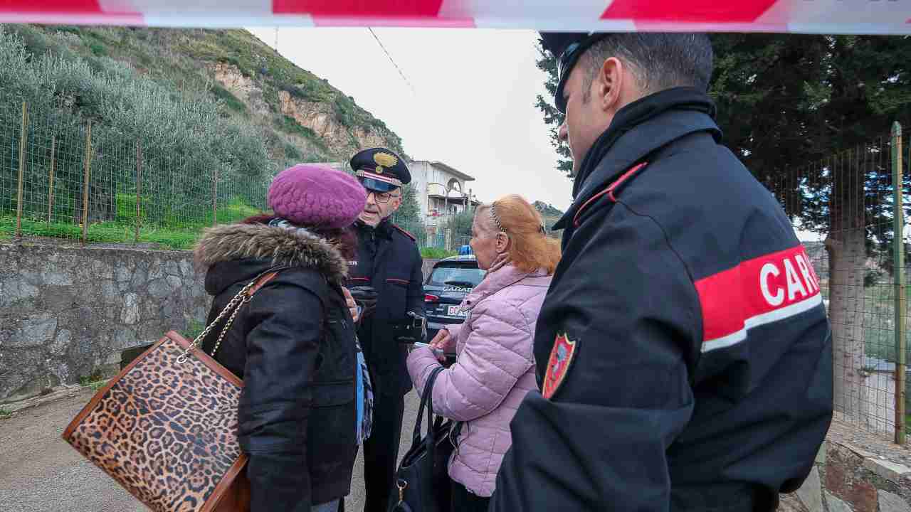 Gli inquirenti sul luogo della strage