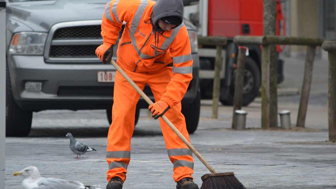 Castellamare di Golfo, tenta di uccidere uno spazzino con una motosega