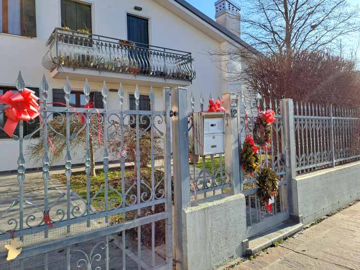 Nastri rosa davanti alla casa di Giulia Cecchettin