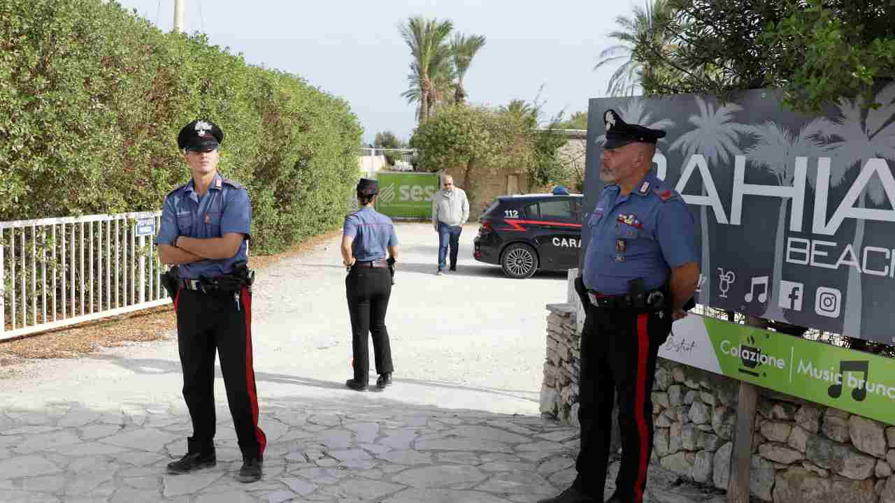 I carabinieri davanti al locale in cui è avvenuta la sparatoria