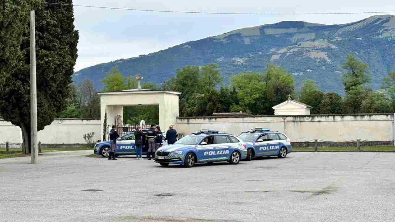 Gli inquirenti al lavoro durante le ricerche, prima del ritrovamento dei cadaveri della Recchia e della figlia